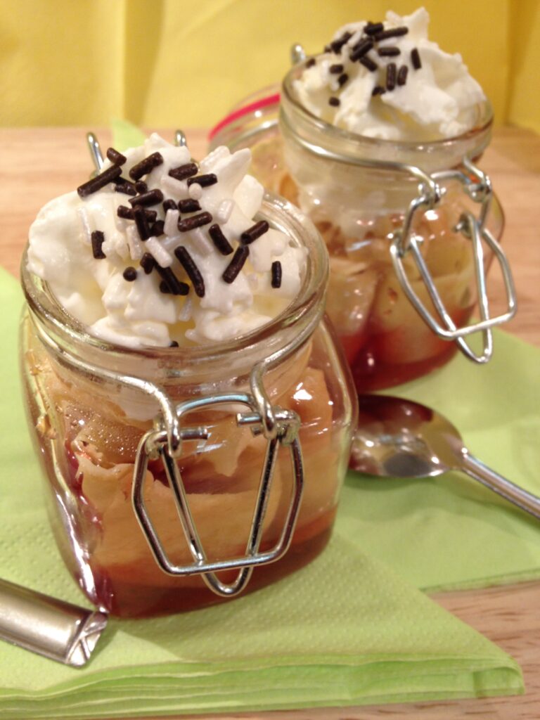 Verrines confiture crêpes et chantilly