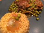 Boulettes de boeuf et petits pois frais en sauce